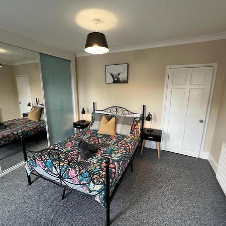 Great 4 Bedroom House - Great Location - Garden - Parking - Fast Wifi - Smart Tv - Newly Decorated - Sleeps Up To 8! Only 10 Mins Drive To Sandbanks Beach! Close To Poole & Bournemouth Zewnętrze zdjęcie
