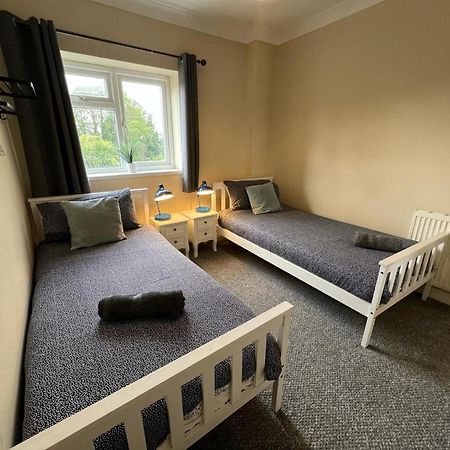 Great 4 Bedroom House - Great Location - Garden - Parking - Fast Wifi - Smart Tv - Newly Decorated - Sleeps Up To 8! Only 10 Mins Drive To Sandbanks Beach! Close To Poole & Bournemouth Zewnętrze zdjęcie