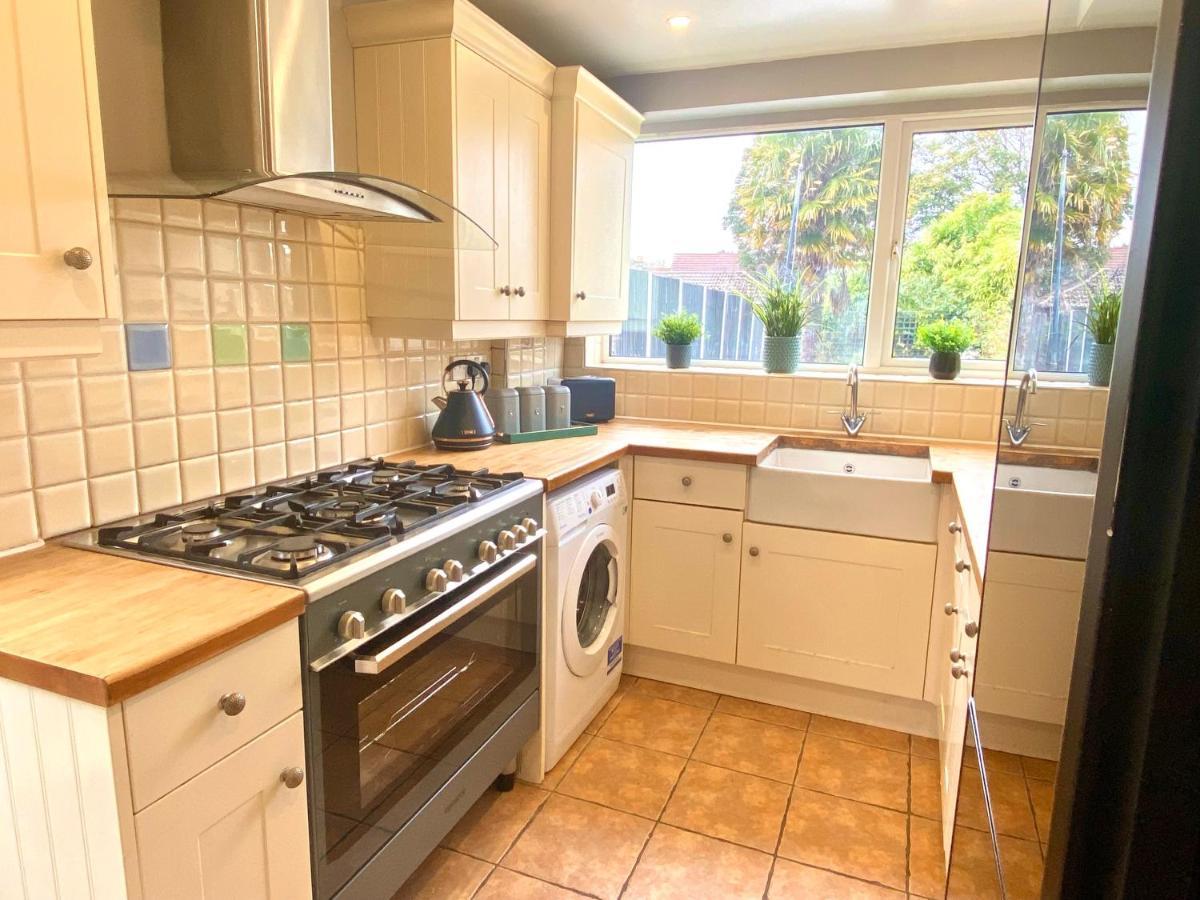Great 4 Bedroom House - Great Location - Garden - Parking - Fast Wifi - Smart Tv - Newly Decorated - Sleeps Up To 8! Only 10 Mins Drive To Sandbanks Beach! Close To Poole & Bournemouth Zewnętrze zdjęcie