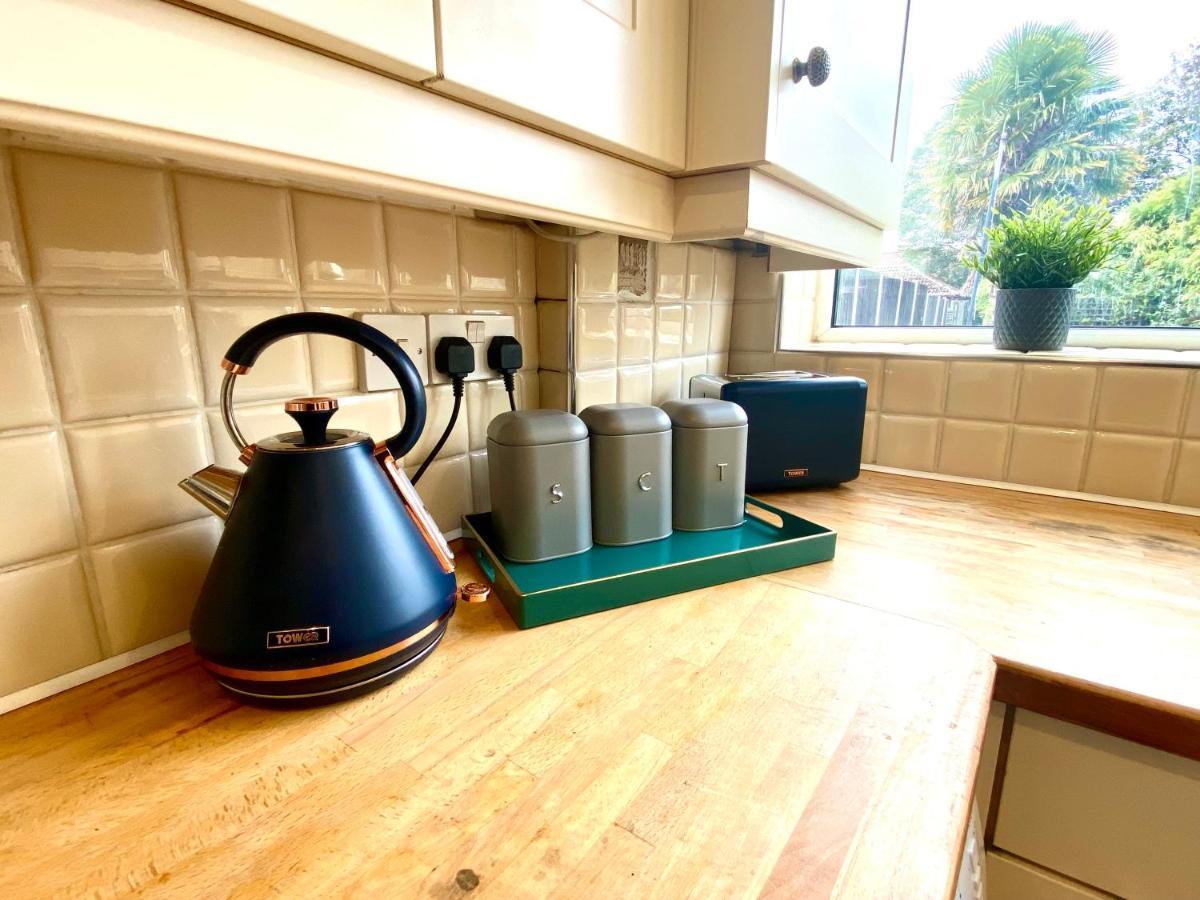 Great 4 Bedroom House - Great Location - Garden - Parking - Fast Wifi - Smart Tv - Newly Decorated - Sleeps Up To 8! Only 10 Mins Drive To Sandbanks Beach! Close To Poole & Bournemouth Zewnętrze zdjęcie