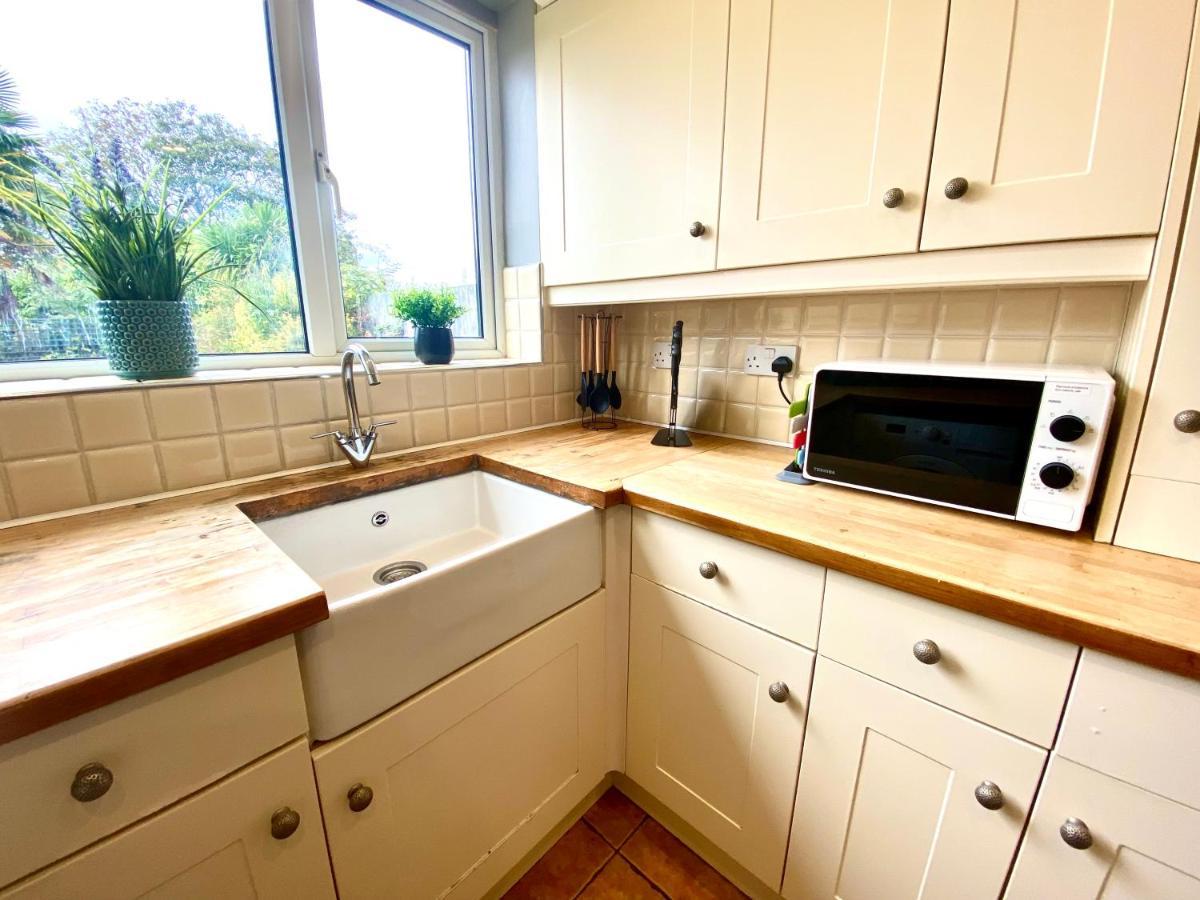 Great 4 Bedroom House - Great Location - Garden - Parking - Fast Wifi - Smart Tv - Newly Decorated - Sleeps Up To 8! Only 10 Mins Drive To Sandbanks Beach! Close To Poole & Bournemouth Zewnętrze zdjęcie