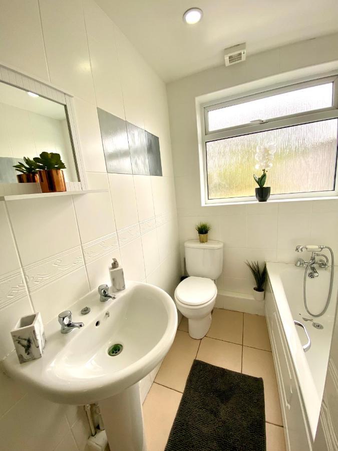Great 4 Bedroom House - Great Location - Garden - Parking - Fast Wifi - Smart Tv - Newly Decorated - Sleeps Up To 8! Only 10 Mins Drive To Sandbanks Beach! Close To Poole & Bournemouth Zewnętrze zdjęcie