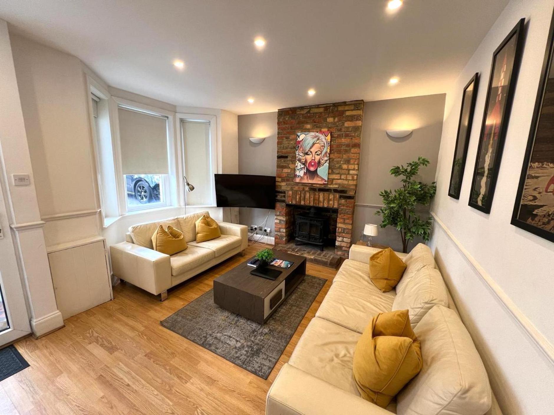 Great 4 Bedroom House - Great Location - Garden - Parking - Fast Wifi - Smart Tv - Newly Decorated - Sleeps Up To 8! Only 10 Mins Drive To Sandbanks Beach! Close To Poole & Bournemouth Zewnętrze zdjęcie