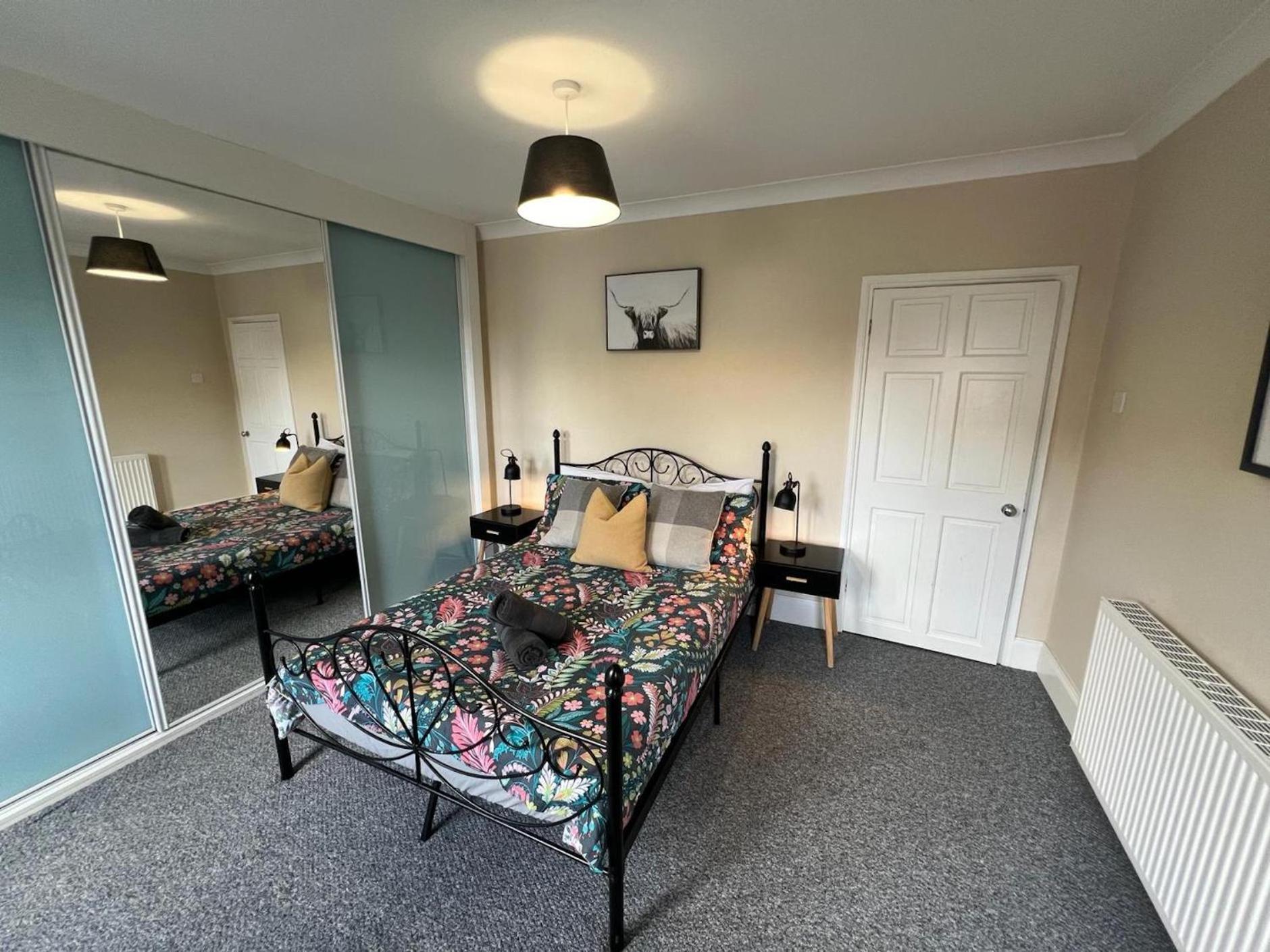 Great 4 Bedroom House - Great Location - Garden - Parking - Fast Wifi - Smart Tv - Newly Decorated - Sleeps Up To 8! Only 10 Mins Drive To Sandbanks Beach! Close To Poole & Bournemouth Zewnętrze zdjęcie