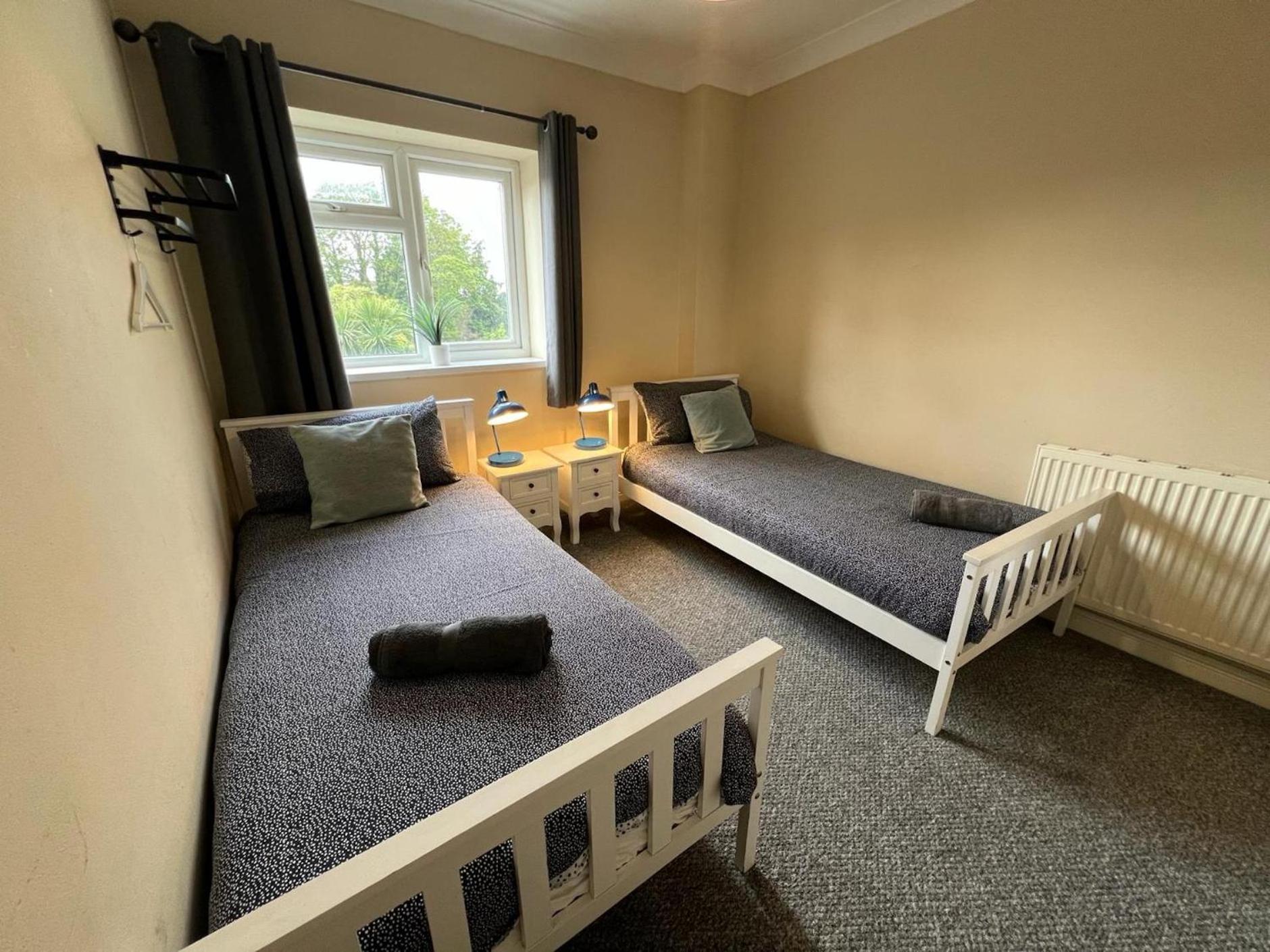 Great 4 Bedroom House - Great Location - Garden - Parking - Fast Wifi - Smart Tv - Newly Decorated - Sleeps Up To 8! Only 10 Mins Drive To Sandbanks Beach! Close To Poole & Bournemouth Zewnętrze zdjęcie