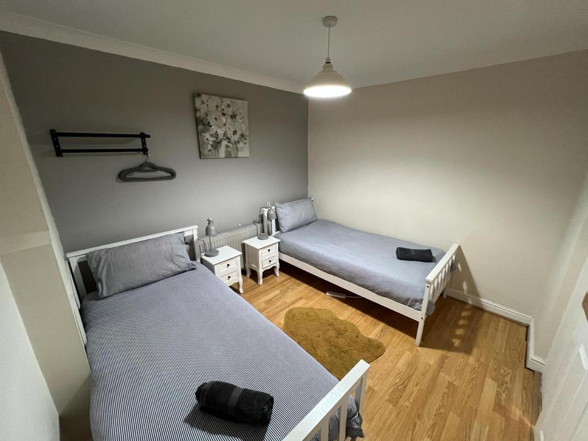 Great 4 Bedroom House - Great Location - Garden - Parking - Fast Wifi - Smart Tv - Newly Decorated - Sleeps Up To 8! Only 10 Mins Drive To Sandbanks Beach! Close To Poole & Bournemouth Zewnętrze zdjęcie