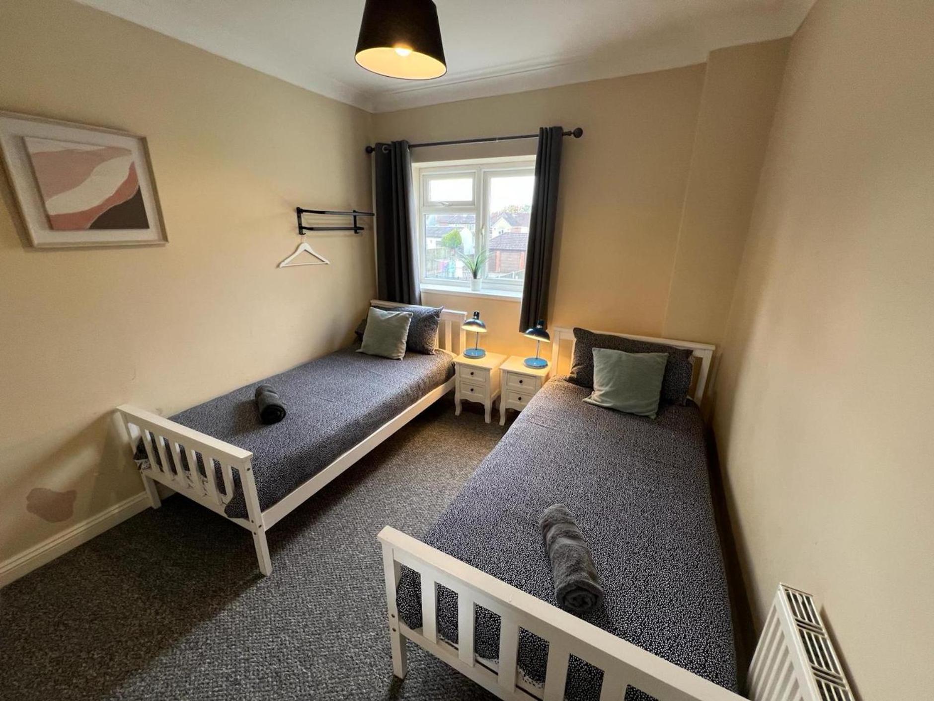 Great 4 Bedroom House - Great Location - Garden - Parking - Fast Wifi - Smart Tv - Newly Decorated - Sleeps Up To 8! Only 10 Mins Drive To Sandbanks Beach! Close To Poole & Bournemouth Zewnętrze zdjęcie