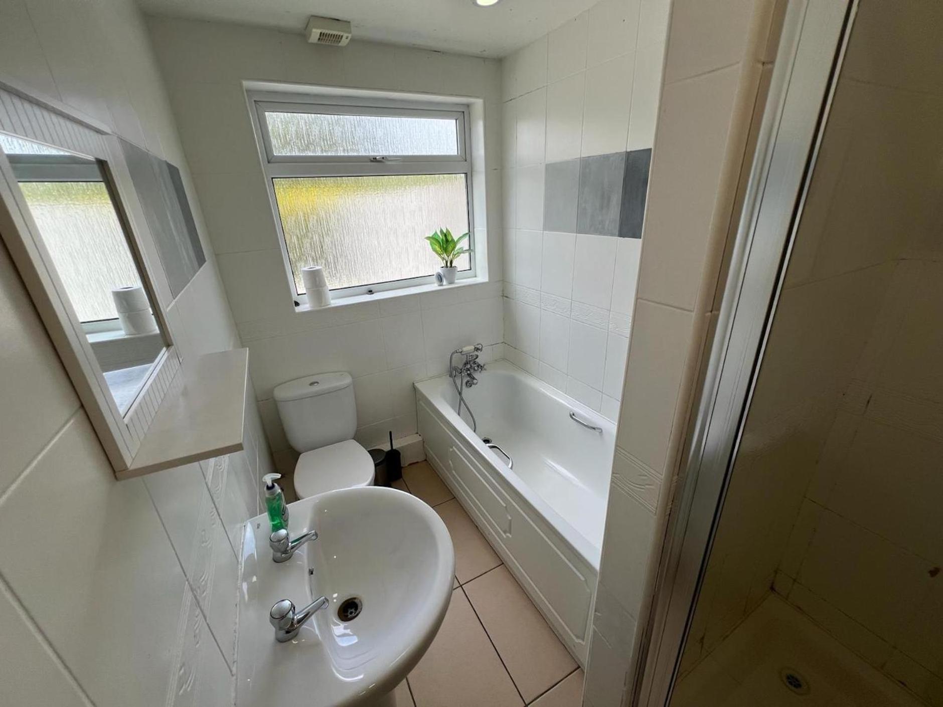 Great 4 Bedroom House - Great Location - Garden - Parking - Fast Wifi - Smart Tv - Newly Decorated - Sleeps Up To 8! Only 10 Mins Drive To Sandbanks Beach! Close To Poole & Bournemouth Zewnętrze zdjęcie