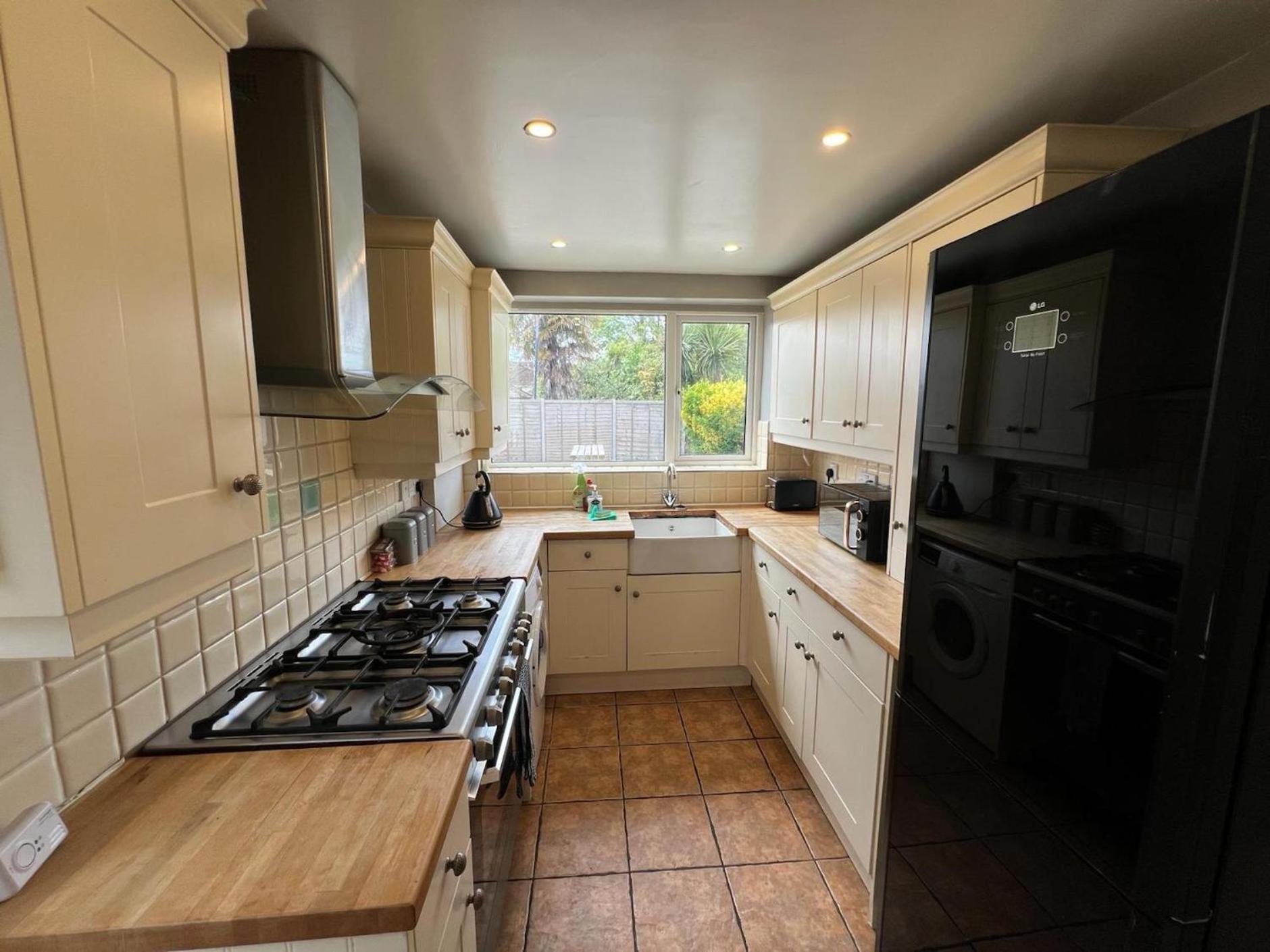 Great 4 Bedroom House - Great Location - Garden - Parking - Fast Wifi - Smart Tv - Newly Decorated - Sleeps Up To 8! Only 10 Mins Drive To Sandbanks Beach! Close To Poole & Bournemouth Zewnętrze zdjęcie