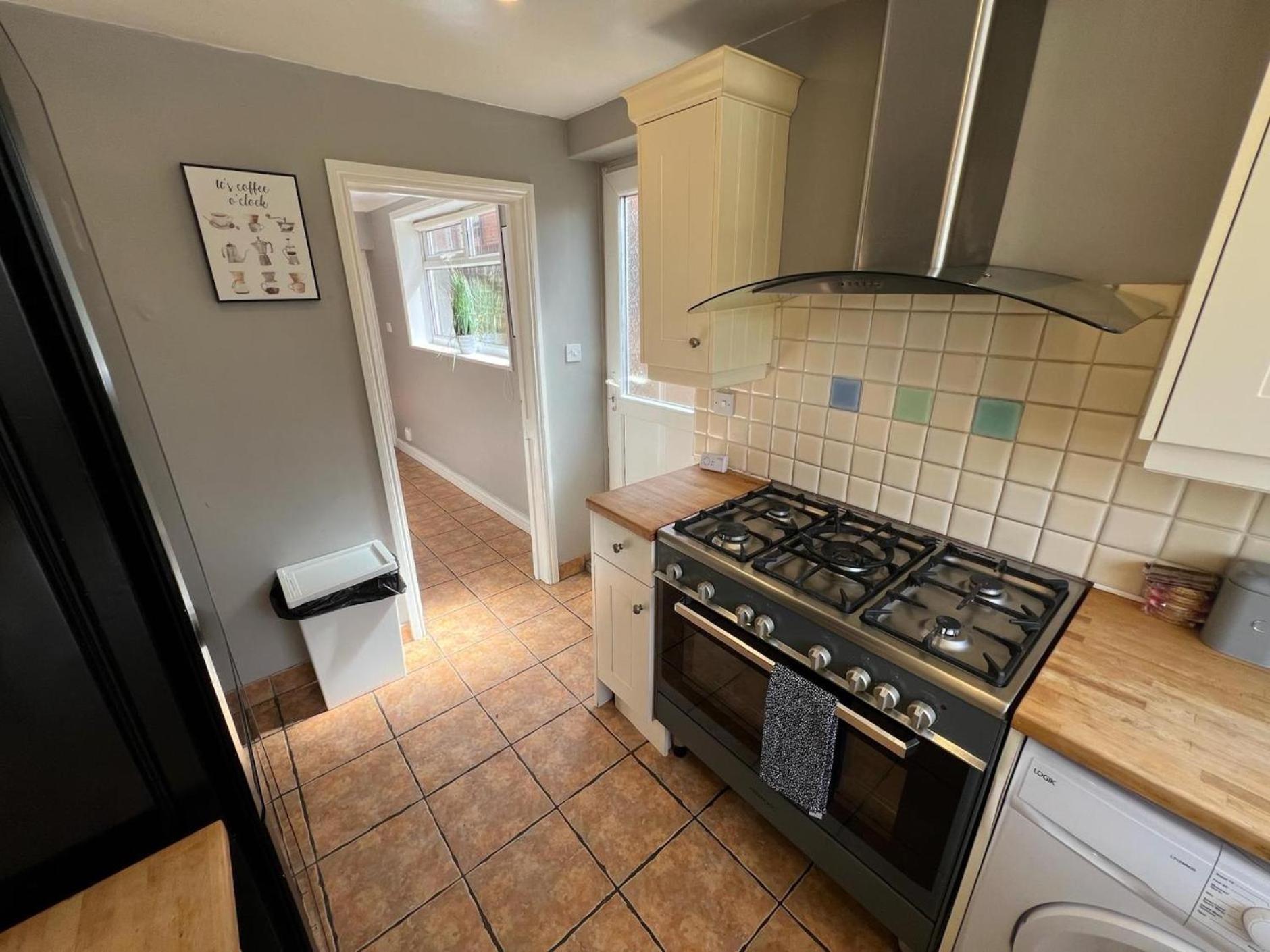 Great 4 Bedroom House - Great Location - Garden - Parking - Fast Wifi - Smart Tv - Newly Decorated - Sleeps Up To 8! Only 10 Mins Drive To Sandbanks Beach! Close To Poole & Bournemouth Zewnętrze zdjęcie