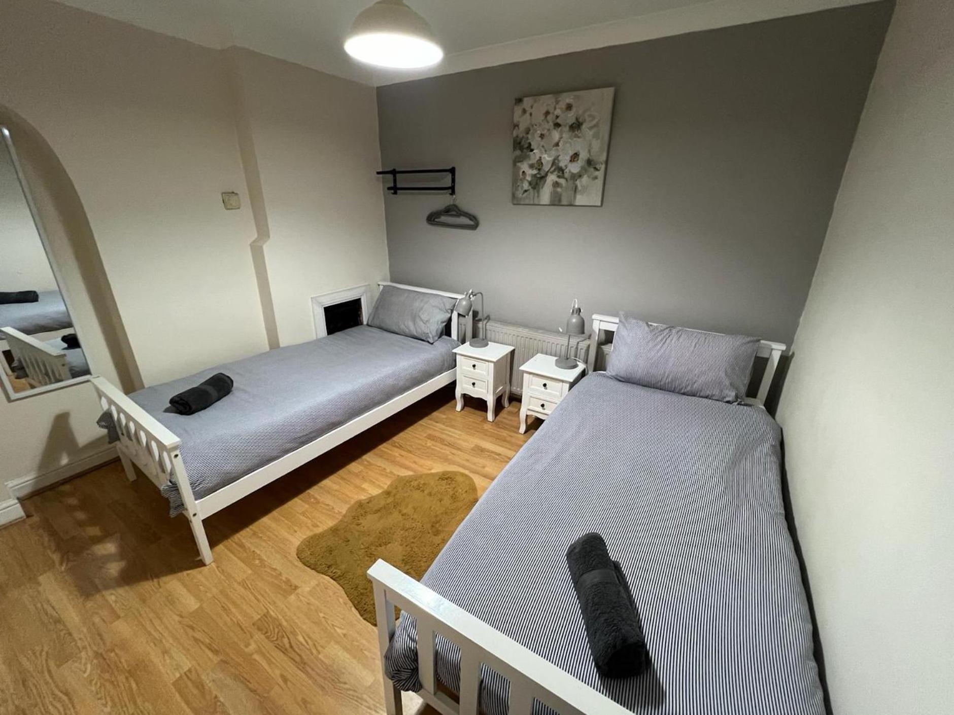 Great 4 Bedroom House - Great Location - Garden - Parking - Fast Wifi - Smart Tv - Newly Decorated - Sleeps Up To 8! Only 10 Mins Drive To Sandbanks Beach! Close To Poole & Bournemouth Zewnętrze zdjęcie