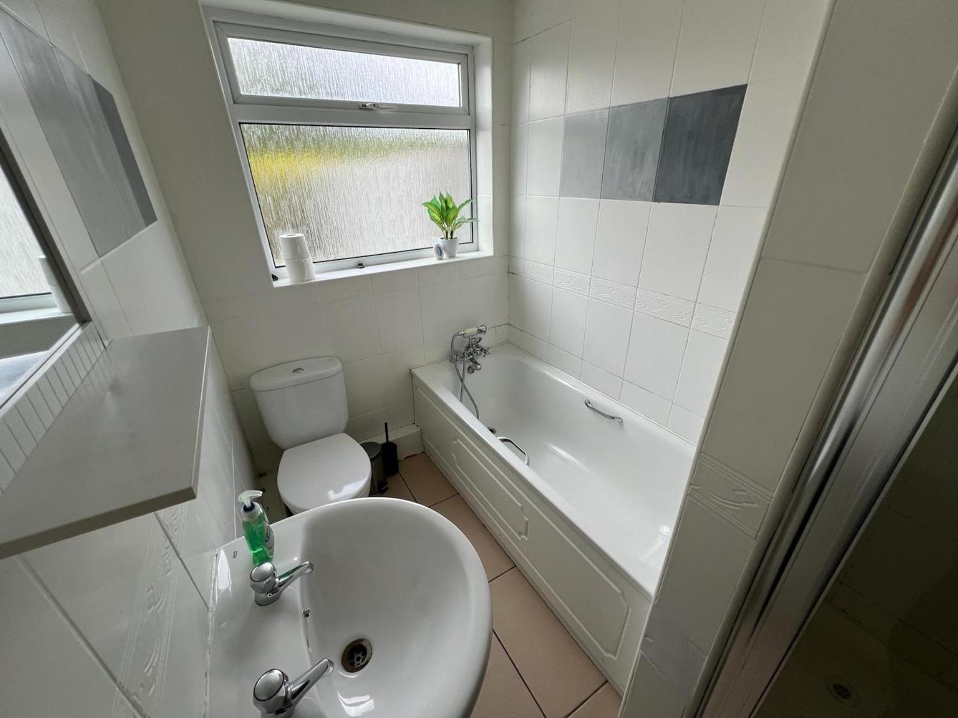 Great 4 Bedroom House - Great Location - Garden - Parking - Fast Wifi - Smart Tv - Newly Decorated - Sleeps Up To 8! Only 10 Mins Drive To Sandbanks Beach! Close To Poole & Bournemouth Zewnętrze zdjęcie