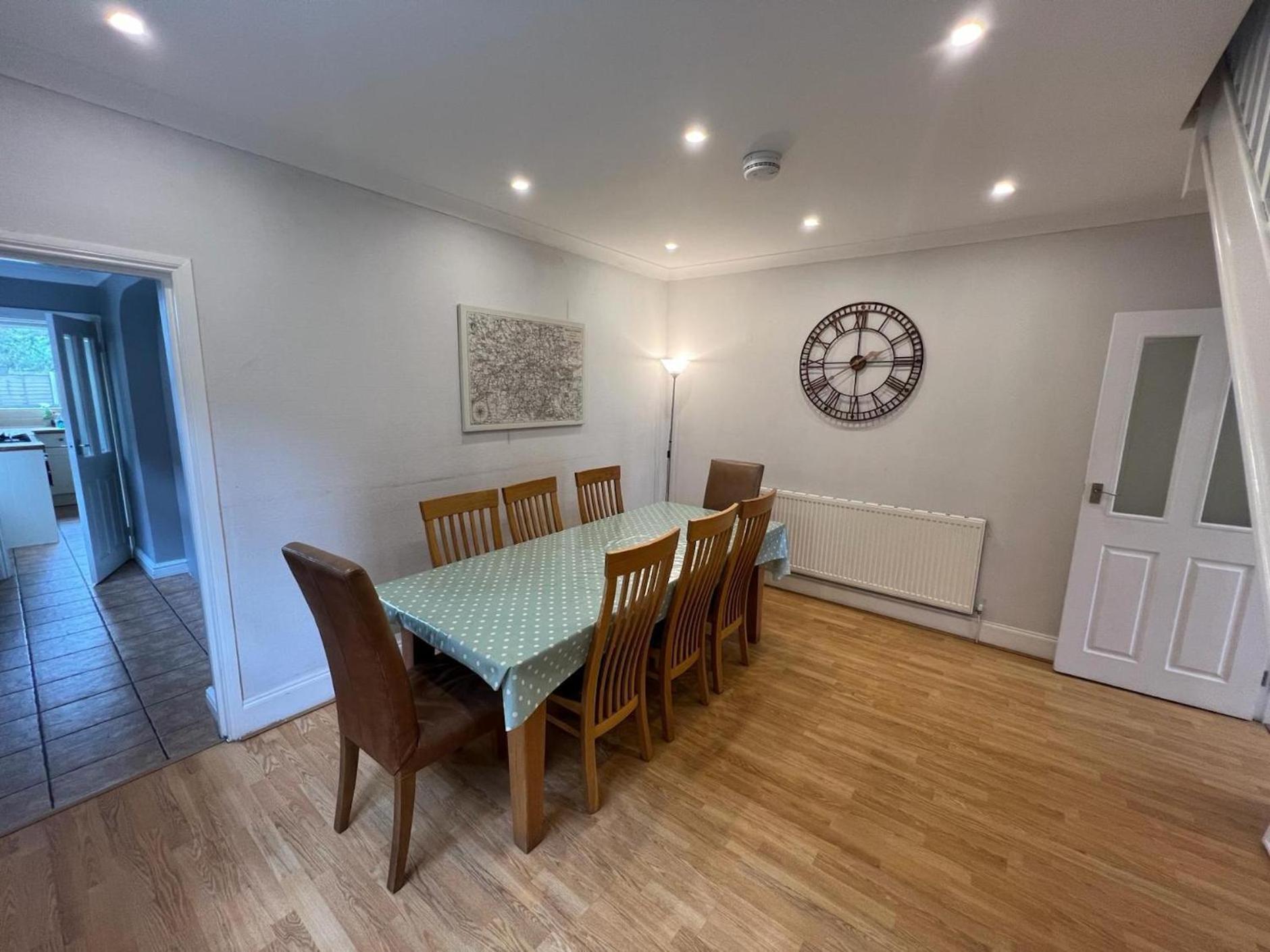 Great 4 Bedroom House - Great Location - Garden - Parking - Fast Wifi - Smart Tv - Newly Decorated - Sleeps Up To 8! Only 10 Mins Drive To Sandbanks Beach! Close To Poole & Bournemouth Zewnętrze zdjęcie