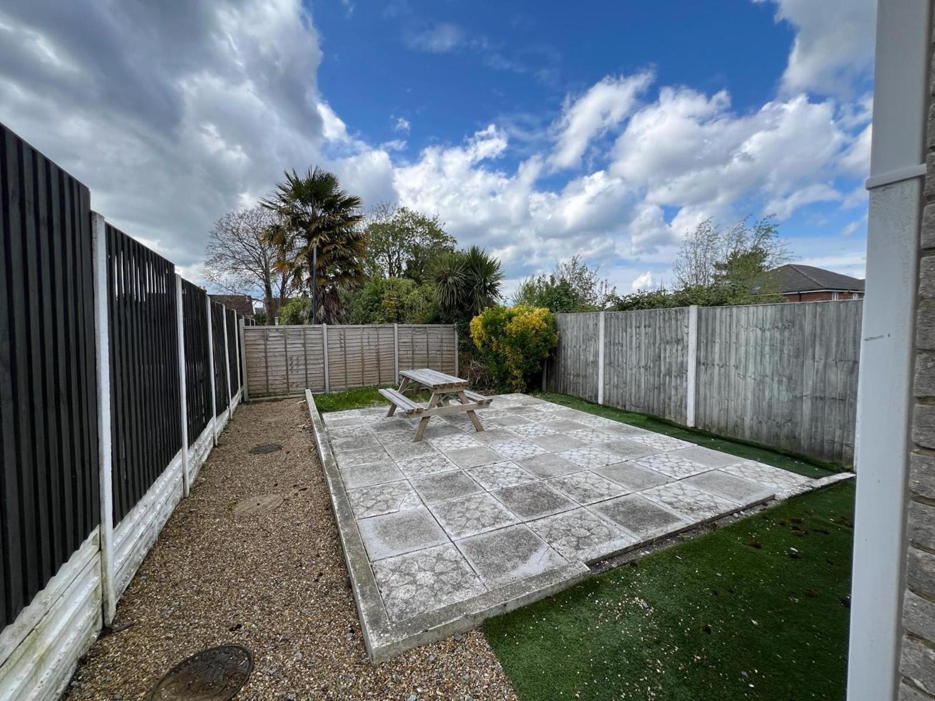 Great 4 Bedroom House - Great Location - Garden - Parking - Fast Wifi - Smart Tv - Newly Decorated - Sleeps Up To 8! Only 10 Mins Drive To Sandbanks Beach! Close To Poole & Bournemouth Zewnętrze zdjęcie