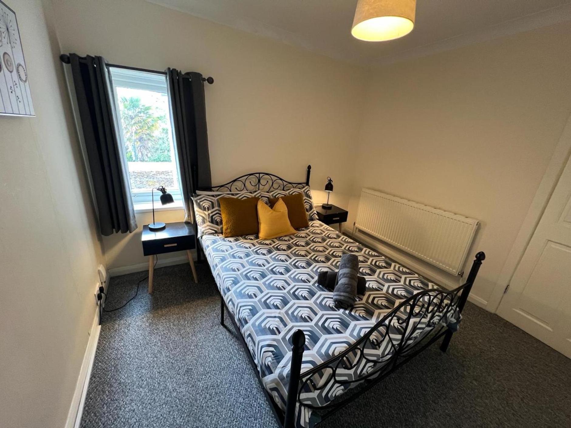 Great 4 Bedroom House - Great Location - Garden - Parking - Fast Wifi - Smart Tv - Newly Decorated - Sleeps Up To 8! Only 10 Mins Drive To Sandbanks Beach! Close To Poole & Bournemouth Zewnętrze zdjęcie
