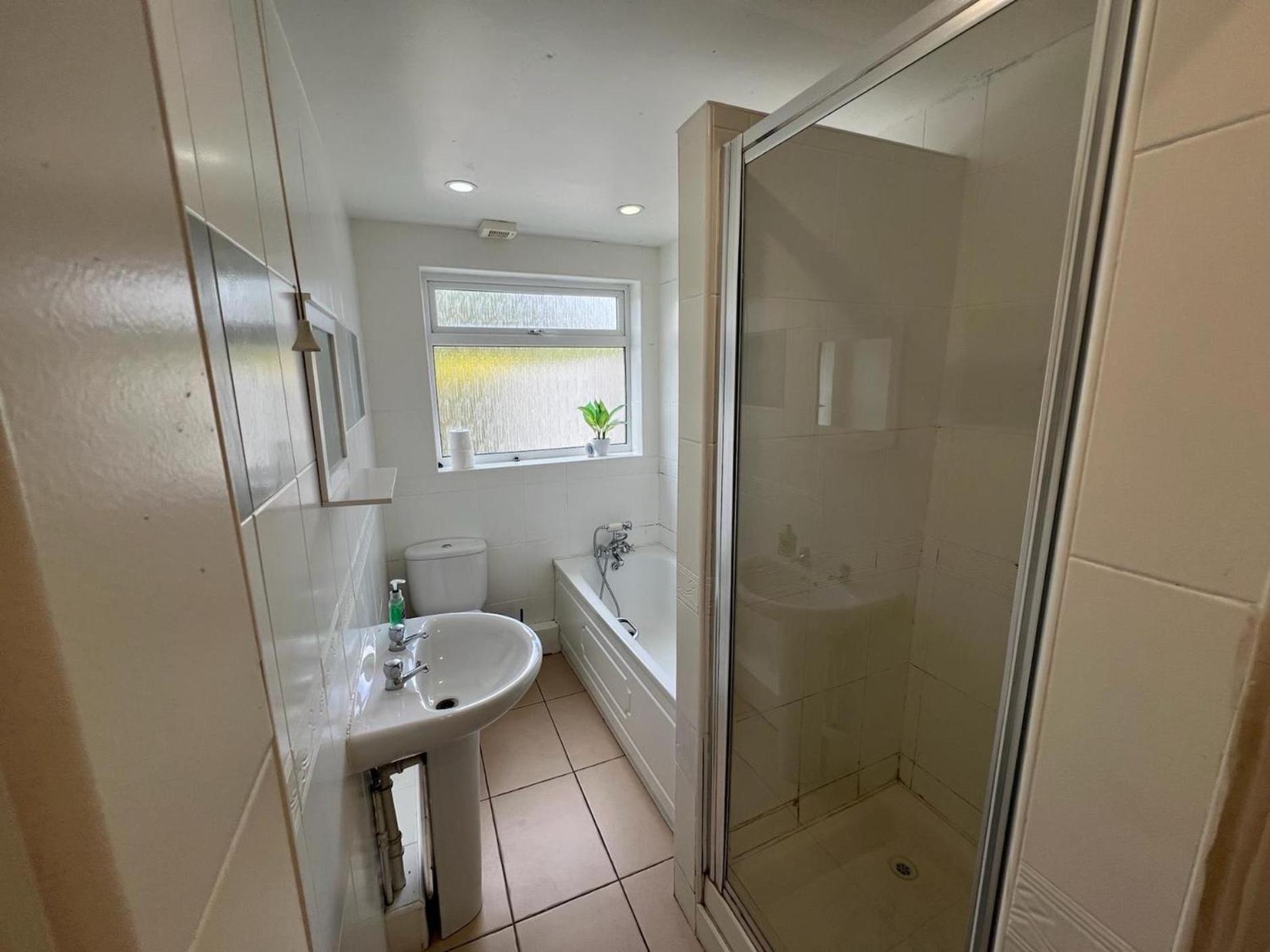 Great 4 Bedroom House - Great Location - Garden - Parking - Fast Wifi - Smart Tv - Newly Decorated - Sleeps Up To 8! Only 10 Mins Drive To Sandbanks Beach! Close To Poole & Bournemouth Zewnętrze zdjęcie