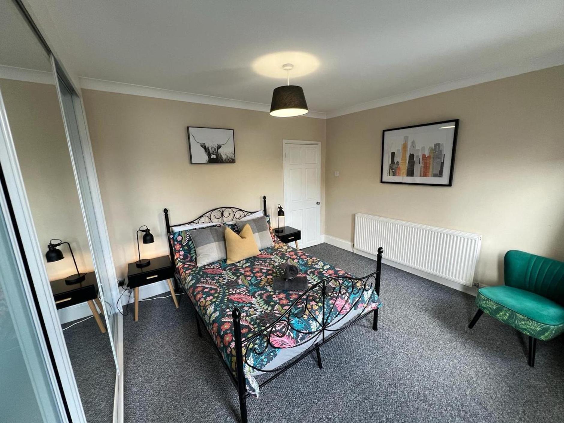 Great 4 Bedroom House - Great Location - Garden - Parking - Fast Wifi - Smart Tv - Newly Decorated - Sleeps Up To 8! Only 10 Mins Drive To Sandbanks Beach! Close To Poole & Bournemouth Zewnętrze zdjęcie