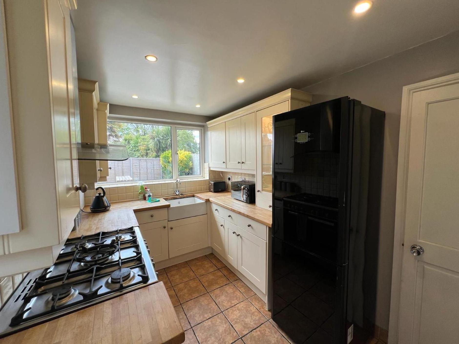 Great 4 Bedroom House - Great Location - Garden - Parking - Fast Wifi - Smart Tv - Newly Decorated - Sleeps Up To 8! Only 10 Mins Drive To Sandbanks Beach! Close To Poole & Bournemouth Zewnętrze zdjęcie